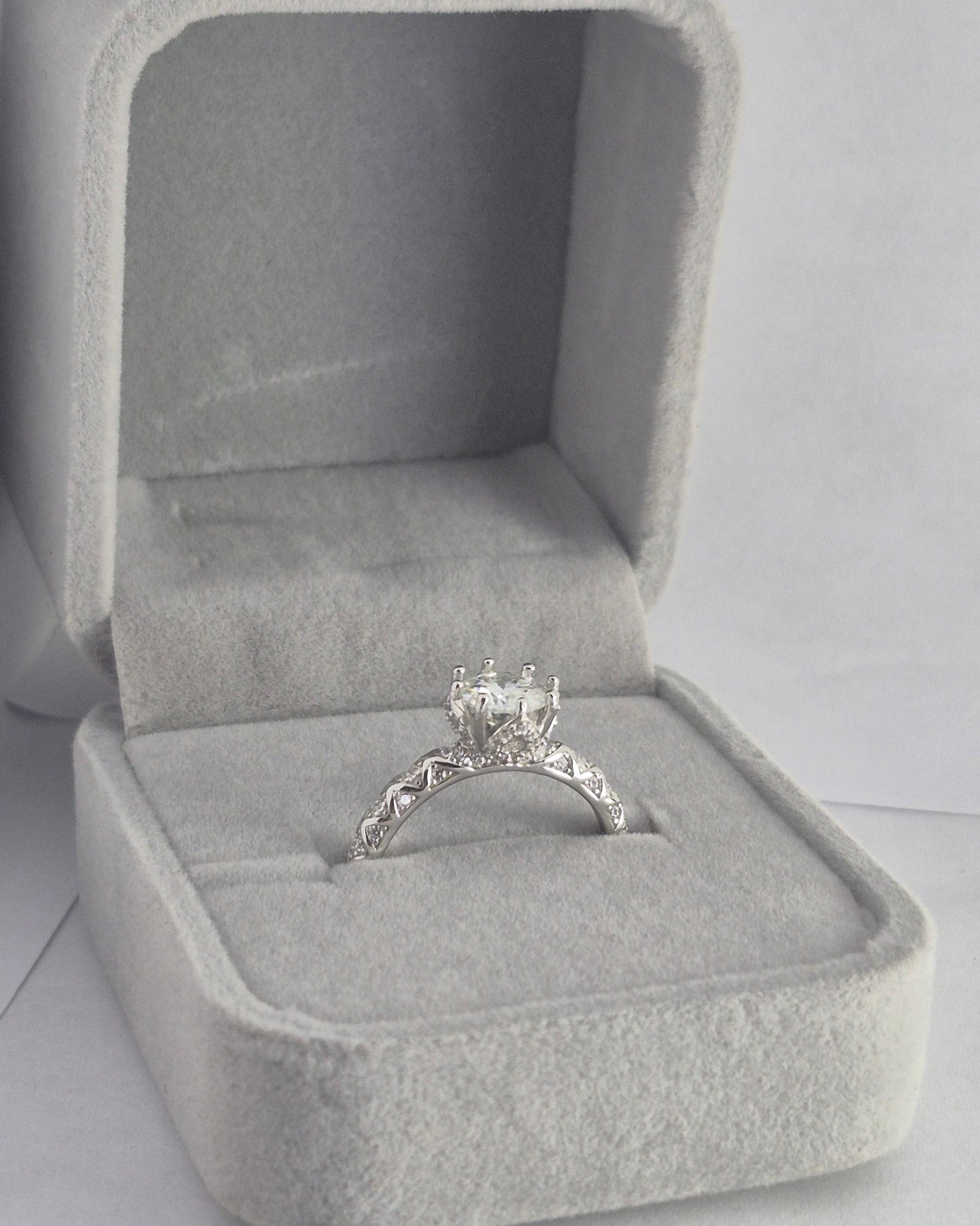 Elara Round Brilliant Moissanite Ring