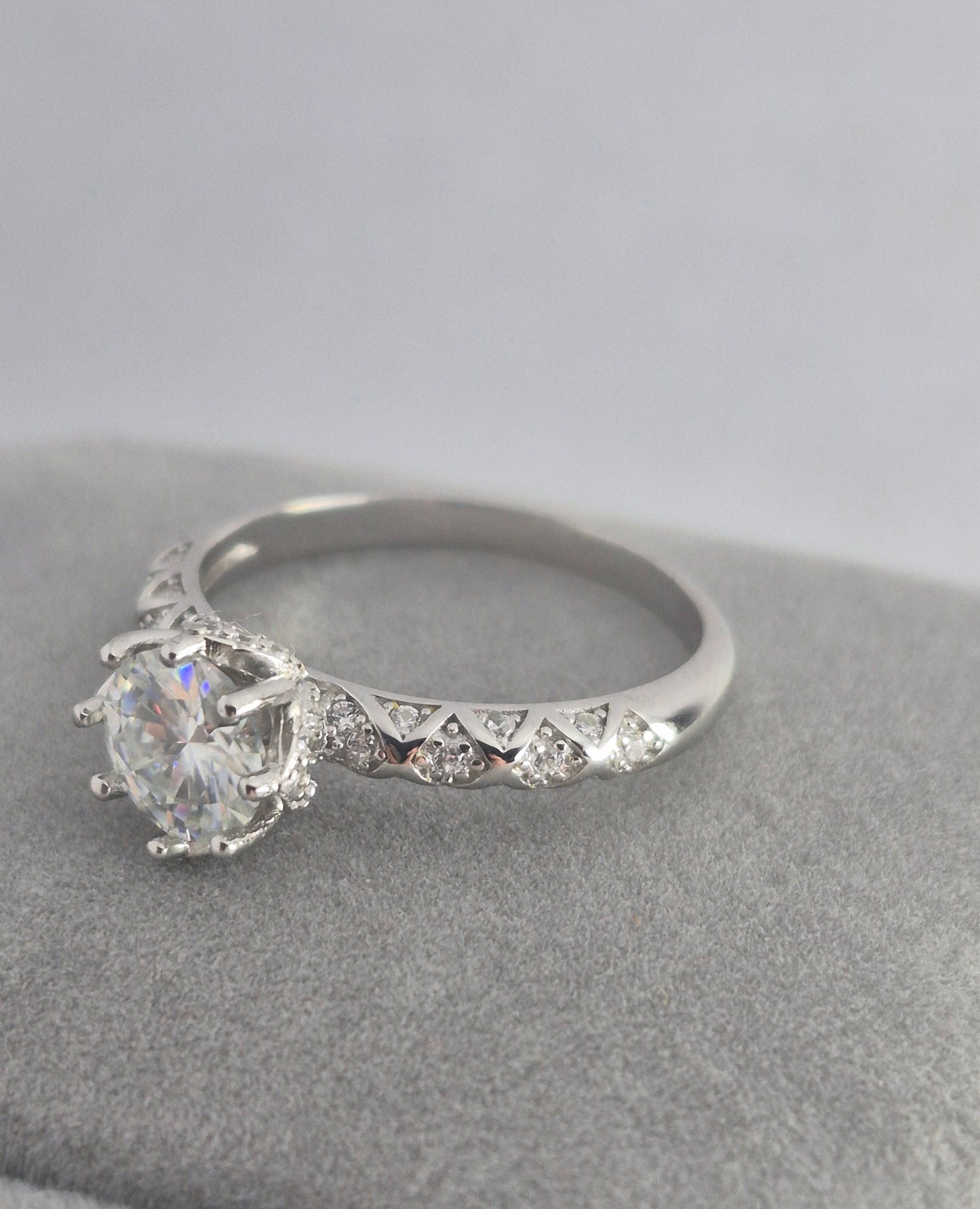 Elara Round Brilliant Moissanite Ring