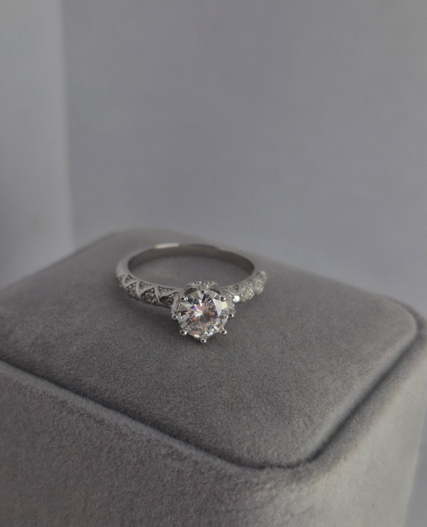 Elara Round Brilliant Moissanite Ring
